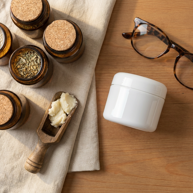 Bewusste Kaufentscheidung zwischen DIY-Rohstoffen und kommerzieller Kosmetik mit Inhaltsstoffetiketten