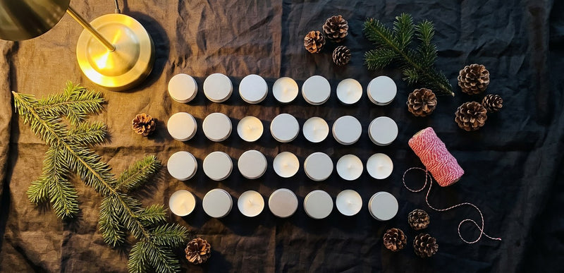 Vierundzwanzig selbstgemachte Balsamdosen und Kerzen für einen Adventskalender