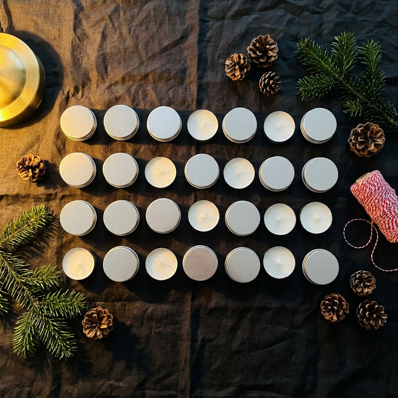 Vierundzwanzig selbstgemachte Balsamdosen und Kerzen für einen Adventskalender