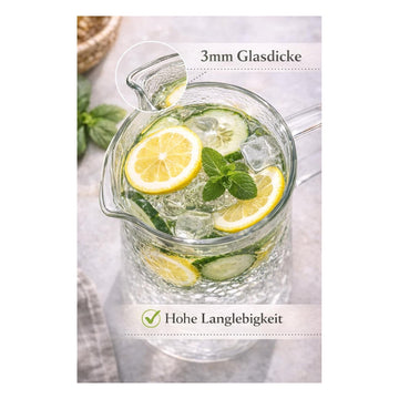 Glaskaraffe mit aromatisiertem Wasser gefüllt