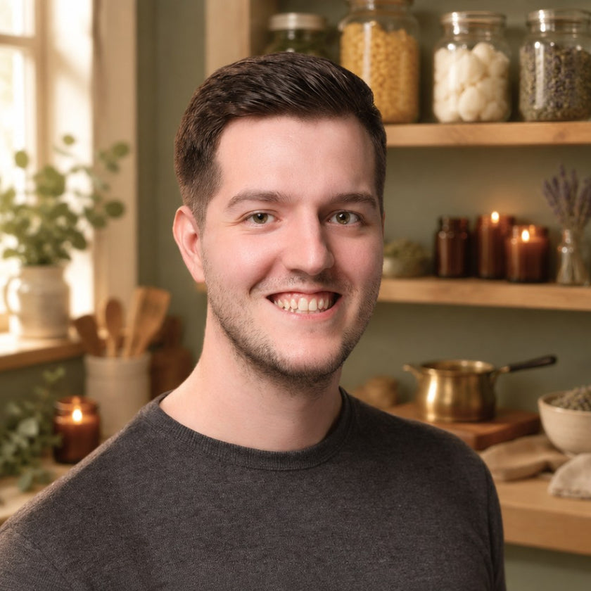 Marc Roset, Gründer von Woodflame, in der Werkstattküche vor Regalen mit Bienenwachs und Kerzen